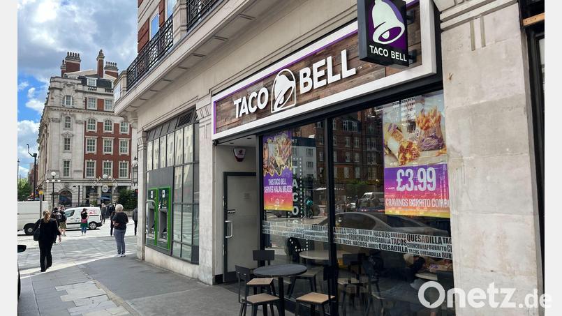 Blick auf eine Taco Bell-Filiale in London. Die US-Fast-Food-Kette Taco-Bell unternimmt den zweiten Anlauf zur Expansion in Deutschland. (Archivbild) Bild: Julia Kilian/dpa
