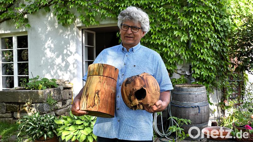 Die Kreativität von Drechsler Kurt Weiß ist grenzenlos, nun auch über den Tod hinaus. Seit einiger Zeit drechselt er auch Urnen aus Holz, manchmal stammt dies von einem alten Baum des Auftraggebers aus dessen Garten. Auch die runde Variante ist jederzeit als etwas andere Urne möglich. Bild: Ulla Britta Baumer