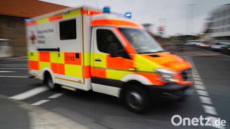 Sanitäter bringen den 22-Jährigen mit schweren Verletzungen in ein Krankenhaus. (Symbolbild) Bild: Nicolas Armer/dpa