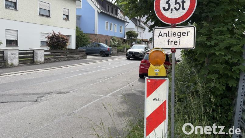 Das ist der Knackpunkt: Die Wilhelm-Busch-Straße ist beschränkt auf 3,5 Tonnen und Anliegerverkehr, außerdem Zone 30. Nicht jeder hält sich daran. Bild: ge