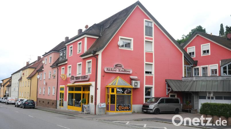 Die Bäckerei Scherl an der Wackersdorfer Straße in Schwandorf übernahm zum 1. Mai die „Bäckerei und Konditorei Bittner Melanie GmbH“. Damit endet die 160-jährige Ära eines Schwandorfer Traditionsunternehmens. Bild: Rudolf Hirsch