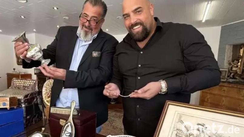 Marco (links) und Samuel Lagrene begutachten am Freitag, 12. Juni, im Hotel Birkenhof Schmuck und Antiquitäten. Bild: Lagrene