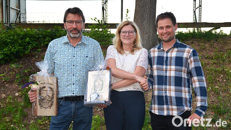 Der ehemalige Ortssprecher von Krondorf, Josef Biehler, (links) übergibt des Ehrenamt an Martin Birner (rechts). In der Mitte die neue Hirschauer Bürgermeisterin Beate Dietrich. Bild: fdl