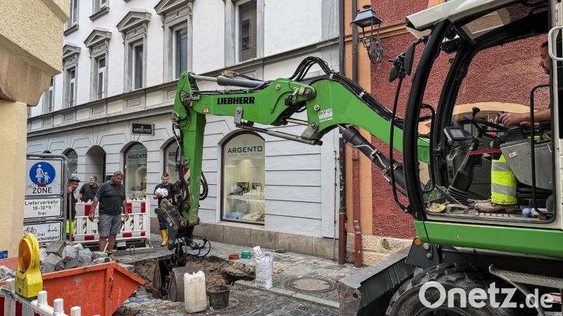 In der Lederergasse in Amberg gab es am Dienstag einen Wasserrohrbruch. Inzwischen ist der betroffene Leitungsabschnitt repariert und die aufgegrabene Straße wieder zugegraben. Bild: Stephan Huber