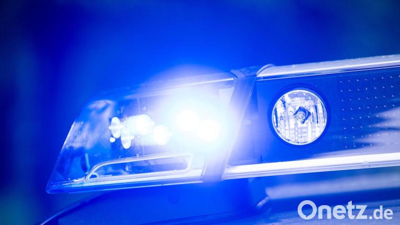 Die Polizei hält einen Kleintransporter auf der A9 an. (Symbolbild) Bild: Lino Mirgeler/dpa