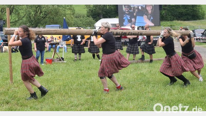 Die Highland Games erfordern von den Teilnehmern Kraft, Schnelligkeit und Geschicklichkeit, so wie hier beim Baumstammslalom. Bild: jua