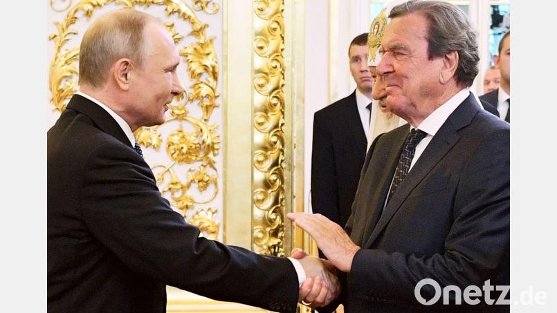 Ex-Bundeskanzler Gerhard Schröder und Kremlchef Wladimir Putin hatten nach russischen Angaben ein Vieraugengespräch. (Archivbild) Bild: Alexei Druzhinin/POOL SPUTNIK KREMLIN/AP/dpa