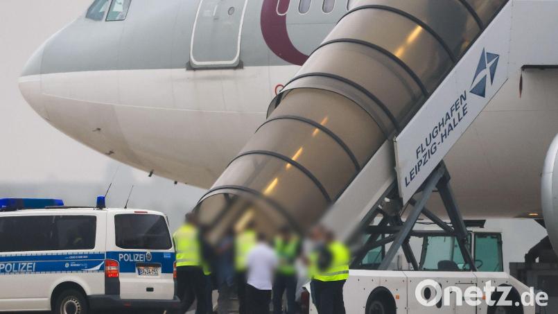 Die erste Abschiebung nach Kabul nach der Machtübernahme der Taliban kam mit Hilfe des Golfemirats Katar zustande. Inzwischen gibt es direkte Kontakte Deutschlands zu den militant-islamistischen Machthabern. (Archivfoto) Bild: Jan Woitas/dpa