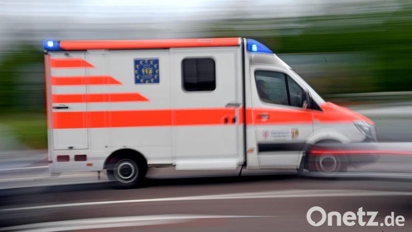 Sanitäter bringen den 47-Jährigen in eine Klinik. (Symbolbild) Bild: Hendrik Schmidt/dpa-Zentralbild/dpa