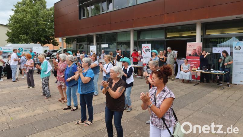 Der von der Seniorenfachstelle der Stadt Weiden organisierte Seniorentag findet heuer am 19. Juni bereits das vierte Mal statt. Im letzten Jahr sorgte der Auftritt der Line-Dance-Gruppe "Oldies but Goldies" für Unterhaltung (im Bild). Viele Fachstellen werden wieder über ihr Angebot für Senioren informieren. Archivbild: Kunz