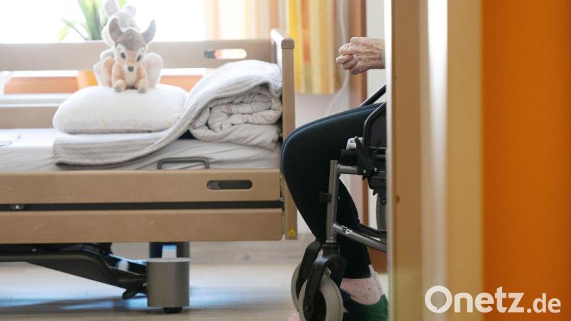 Gesundheitsministerin Warken stehen bei Pflegereform schwierige Verhandlungen bevor. (Archivbild) Bild: Sebastian Kahnert/dpa