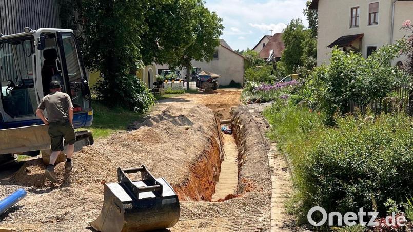 Nach der Verlegung der Versorgungsleitungen werden die Hausanschlüsse eingebaut. Bild: jp