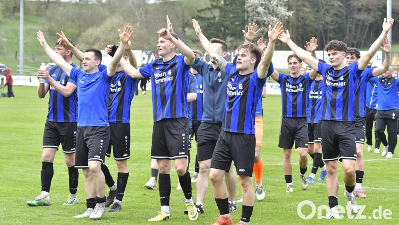 Die SpVgg SV Weiden will auch in der kommenden Bayernliga-Saison oft jubeln. In die Vorbereitung starten die Schwarz-Blauen ab kommender Woche mit mehreren Laufeinheiten. Erstes offizielles Training ist am Montag, 15. Juni. Bild: Hubert Ziegler