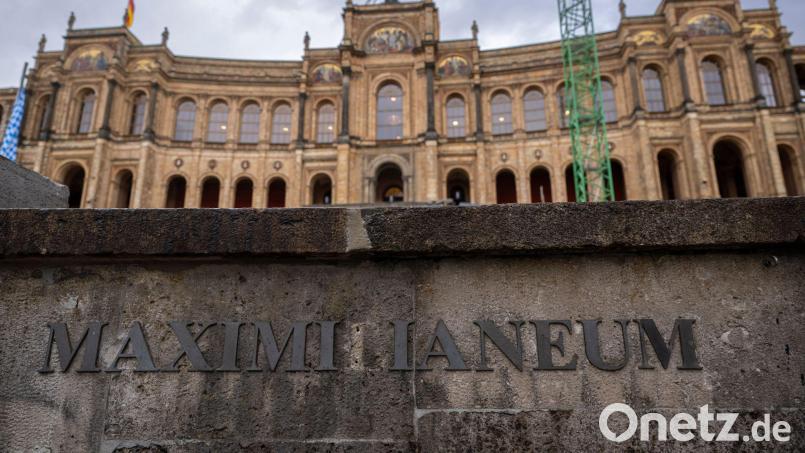 Die Abgeordneten des bayerischen Landtags bekommen ab Juli mehr Geld. (Archivbild) Bild: Peter Kneffel/dpa
