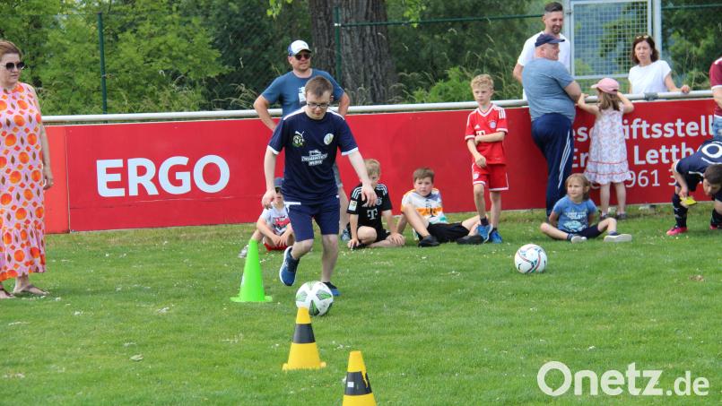 Fußball kennt keine Grenzen. Das vermitteln die Fußballabteilung der DJK Neustadt, der Förderverein Fußball der DJK und das Team Bananenflanke Nordoberpfalz beim 3. Aktionstag auf dem Sportgelände der DJK Neustadt den Kindern. Bild: Archiv prh