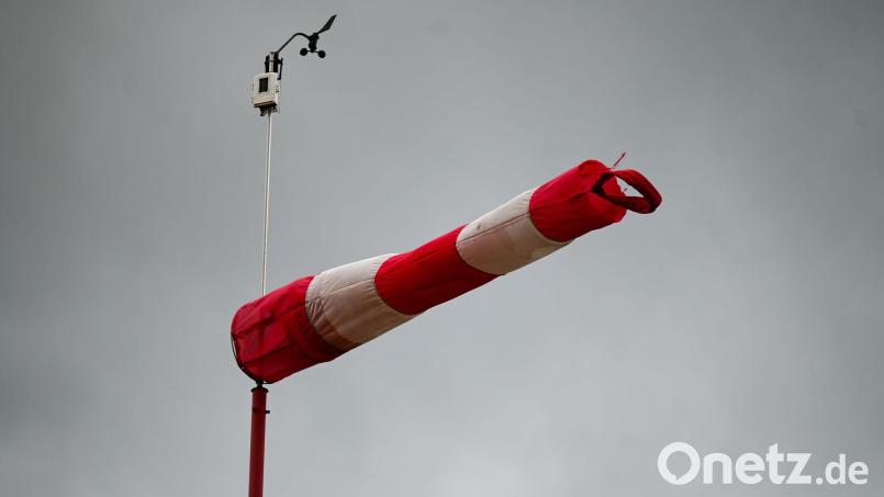 Ein Tornado hat das nordrhein-westfälische Gronau getroffen. Laut Deutschem Wetterdienst blieben weitere Unwetter in Deutschland aber weniger heftig als zunächst erwartet. (Symbolbild) Bild: Marius Bulling/dpa