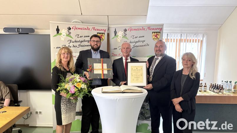 Abschied mit einer Auszeichnung (von links): Waltraud König, Zweiter Bürgermeister Corbinian Wedlich, Altbürgermeister Peter König, Bürgermeister Oliver Becher und Dritte Bürgermeisterin Erni Bühl. Bild: exa