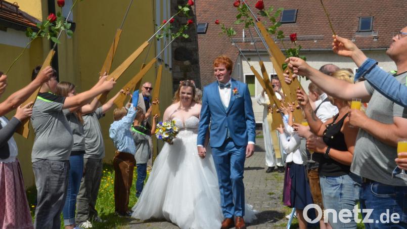 Nach der kirchlichen Trauung erwartet das Brautpaar Corinna Beierl und Vinzenz Kellner vor der Kirche ein beeindruckendes Spalier zahlreicher Vereine und Organisationen, denen die beiden eng verbunden sind. Bild: Elisabeth Dobmayer