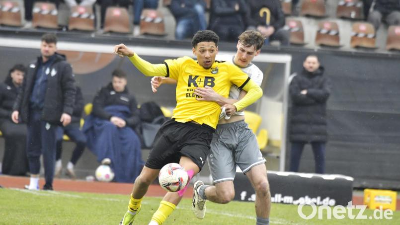 Matthew Carswell (links/hier noch im Trikot des FC Amberg) wechselt zum SC Luhe-Wildenau. Archivbild: Hubert Ziegler