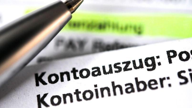 Besonders viel Gebühr müssen laut Verivox-Umfrage Sparkassen-Kunden zahlen. (Symbolbild) Bild: Sina Schuldt/dpa