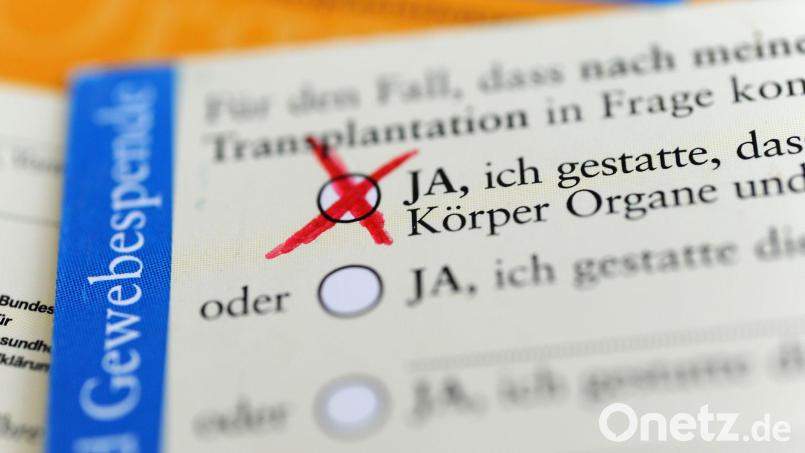 In Deutschland müssen spätere Spender zu Lebzeiten oder stellvertretend die Angehörigen einer Organentnahme explizit zustimmen. Symbolbild: Marie Reichenbach/dpa
