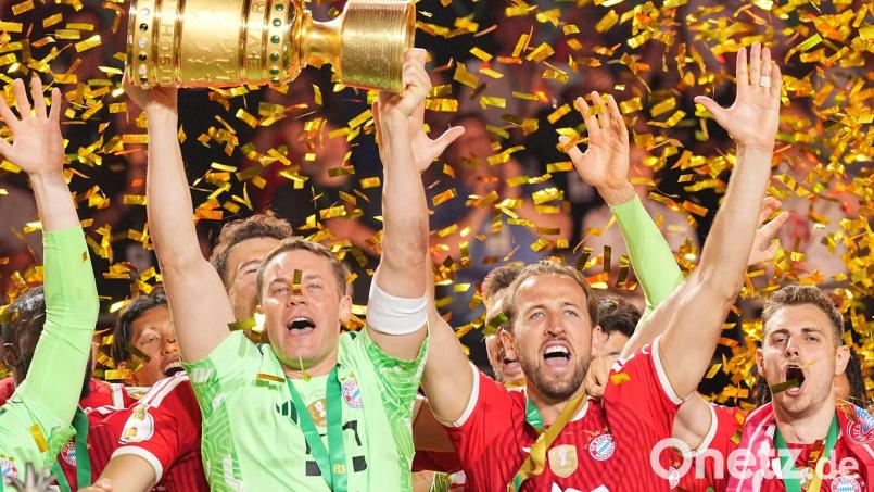Der FC Bayern hofft mit Kapitän Manuel Neuer (l) und Torjäger Harry Kane (r) auf eine Wiederholung ihres DFB-Pokal-Erfolgs. Bild: Michael Kappeler/dpa