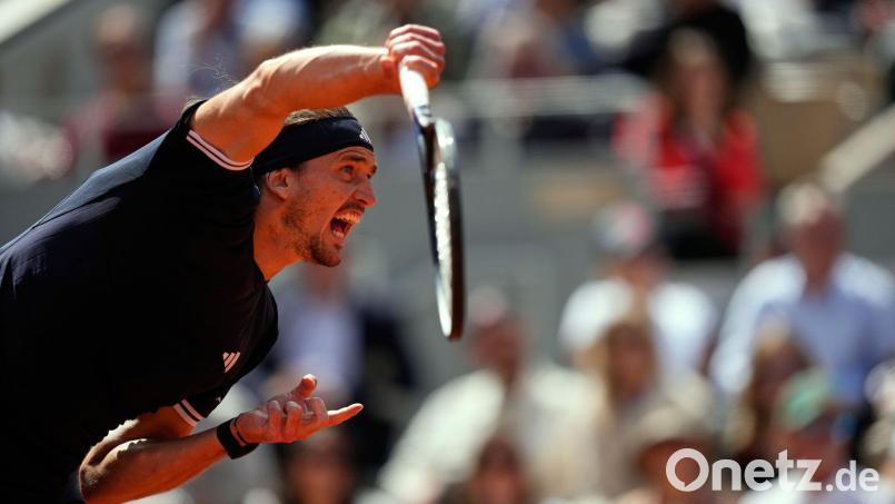 Alexander Zverev beim Aufschlag. Bild: Christophe Ena/AP/dpa