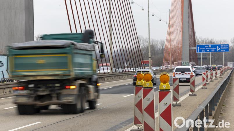 Ein Lkw ist in Marktredwitz umgekippt und hat Metallschrott auf der Straße verteilt. Symbolbild: Thomas Banneyer/dpa