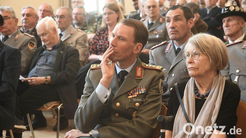 Generalleutnant Christian Freuding mit seiner Mutter Renate Spintler-Freuding vor dem Vortrag. Bild: Gabi Schönberger