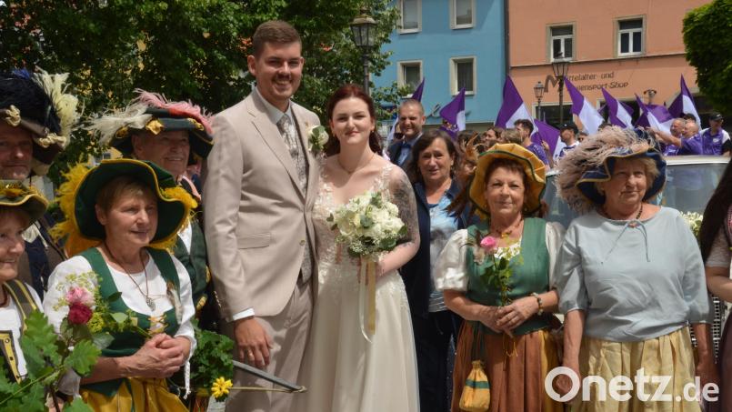 Nach dem Standesamt im Rathaus erwartet eine ganze Gratulationsschar auf das Brautpaar Lea Ertl und Lukas Klinger. Bild: Elisabeth Dobmayer