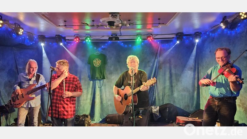 Die Paul Daly Band spielt im Kulturbahnhof, Zweiter von rechts Bandleader Paul Daly. Bild: Sabine Mende