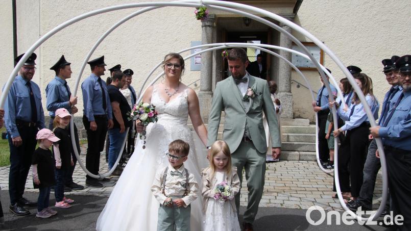 Freudestrahlend verlassen Cornelia und Sebastian Schneider mit ihren beiden Kindern Elias und Sophia die Pfarrkirche in Großkonreuth. Bild: Konrad Rosner
