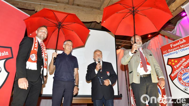 Gut beschirmt: Bayern-Präsident Herbert Hainer (Zweiter von links) war Gast beim 35-jährigem Jubiläum des Fanclubs Nabburg/Oberpfalz. Zusammen mit Nabburgs Bürgermeister Frank Zeitler (rechts) war er Ehrenschirmherr. Fanclub-Chef Bernd Hofmann (Zweiter von rechts) und sein "Vize" Sebastian Nerger begrüßten den Gast vom Rekordmeister. Bild: Hubert Ziegler