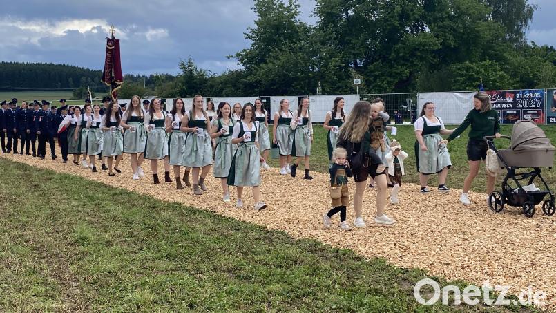 Die Kleinschwandner Festdamen sind in feschen Dirndln ein Blickfang. Bild: Josef Glas