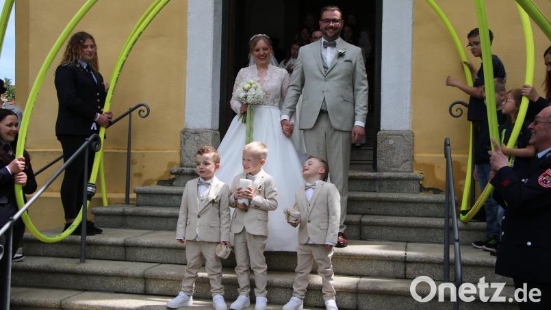 Zusammen mit den Brautkindern Noah, Theo und Raphael (jeweils vier Jahre alt) verlässt das Brautpaar die Pfarrkirche. Bild: Konrad Rosner