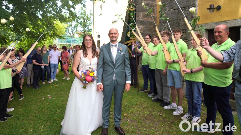 Die Sportschützen des Schützenvereins Waldthurn gratulieren am Kirchenportal ihrem Schützenmeister Roland Fichtl und seiner hübschen Braut Christina. Bild: fvo