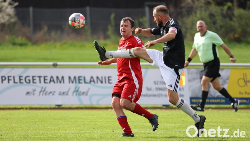 Manuel Funk (rechts) und der VfB Rothenstadt gehen nach dem Klassenerhalt künftig in der Kreisliga Süd an den Start. Bild: Dieter Jäschke