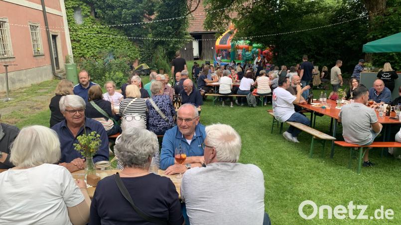 Im idyllischen Pfarrgarten hat der Sportverein Hüpfburg und Pizzas aus dem Backofen geboten. Bild: tok