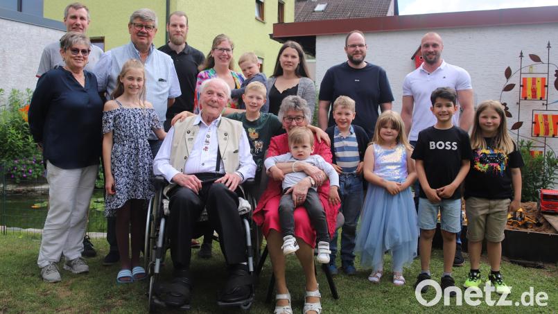 Alois Böhm (sitzend zusammen mit seiner Ehefrau Marga) an seinem 90. Geburtstag mit dem Großteil seiner Enkel und Urenkel. Gefeiert wurde mit der Großfamilie in einem eigens erstellten Zelt. Maria Smola (links) und Bürgermeister Martin Schregelmann (hinten Zweiter von links) gratulieren dem Jubilar im Namen des Seniorenkreises der katholischen Kirche und der Gemeinde. Bild: war