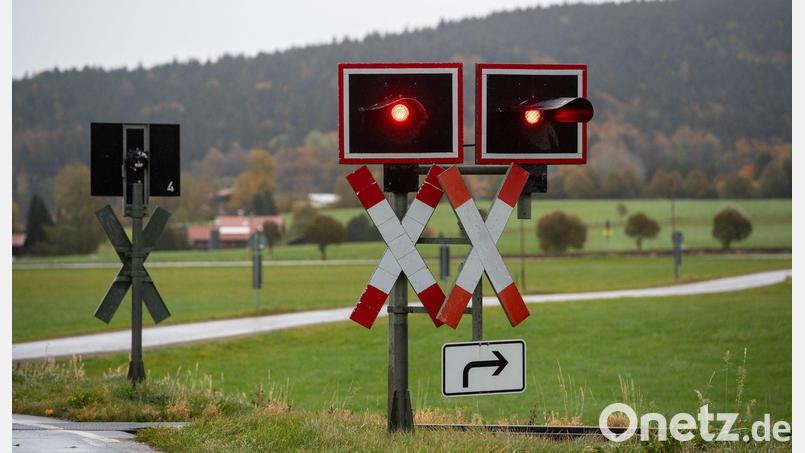 Der Fahrer wurde in seinem Auto eingeklemmt. (Symbolbild) Bild: Lennart Preiss/dpa