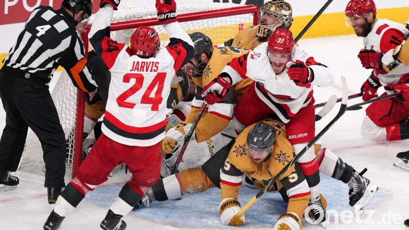 Die Vegas Golden Knights und die Carolina Hurricanes lieferten sich ein wildes drittes NHL-Finale. Bild: Candice Ward/AP/dpa