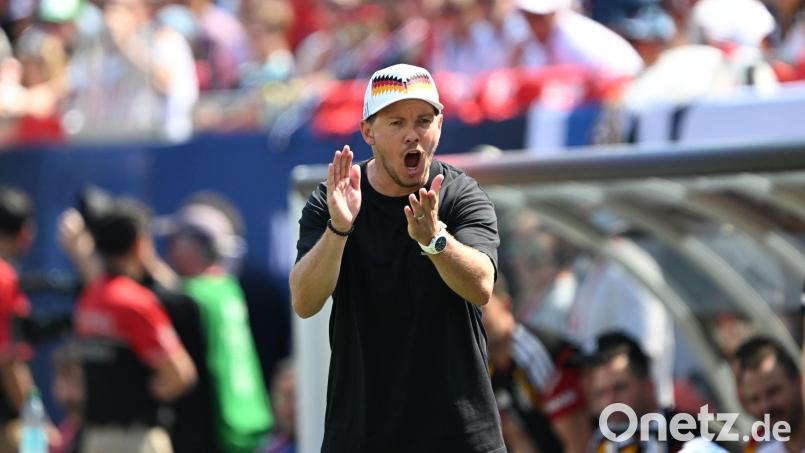 Julian Nagelsmann ruft am Spielfeldrand bei der WM-Generalprobe gegen die USA. Bild: Federico Gambarini/dpa