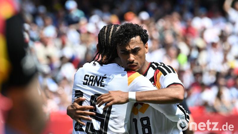 Nathaniel Brown (rechts) feiert mit Leroy Sané nach dessen Tor zum 2:1 gegen die USA. Bild: Federico Gambarini/dpa