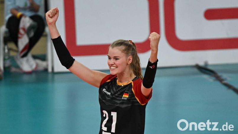 Deutschlands Volleyball-Kapitänin Camilla Weitzel hatte gegen Japan wenig Gelegenheit zum Jubeln. (Archivbild) Bild: Arne Dedert/dpa