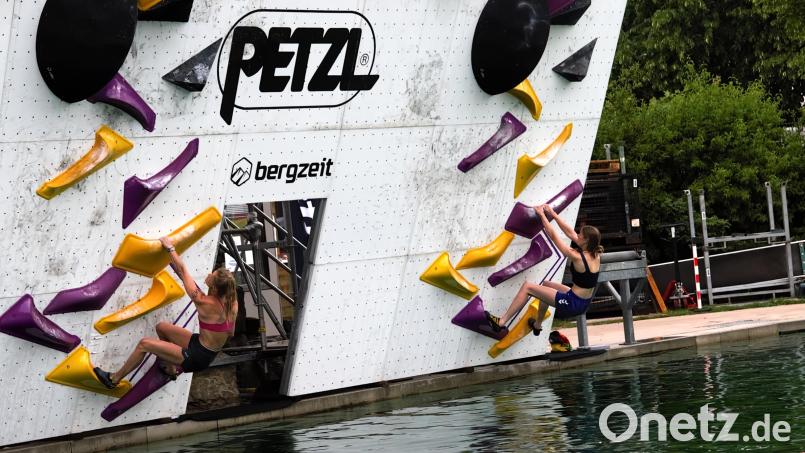 Die Finalistinnen des Speed Water Solo Contest Greta Brunotte (rechts) und Svana Bjarnason an der Boulderwand. Bild: Marlin Nixdorf