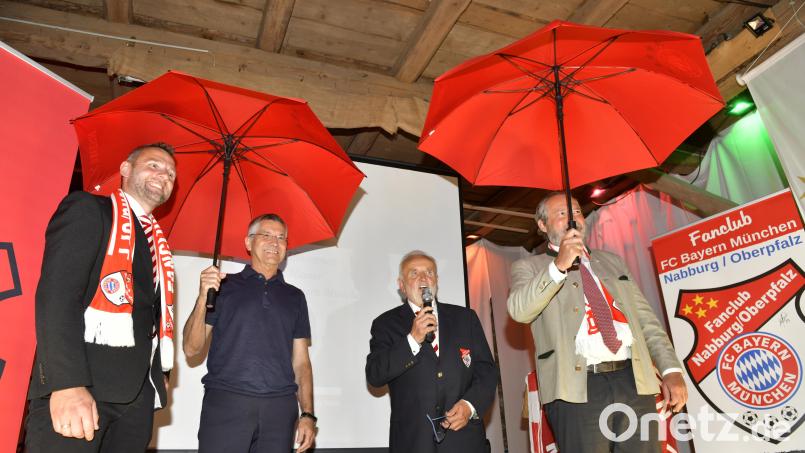 Besuch von Bayern-Präsident Herbert Hainer beim Bayern-Fanclub Nabburg: Gut beschirmt sind die Ehrenschirmherren Hainer (Zweiter von links) und Nabburgs Bürgermeister Frank Zeitler. Mit auf dem Bild Fanclub-Chef Bernd Hoffmann(Zweiter von rechts) und "Vize" Sebastian Nerger. Bild: Hubert Ziegler