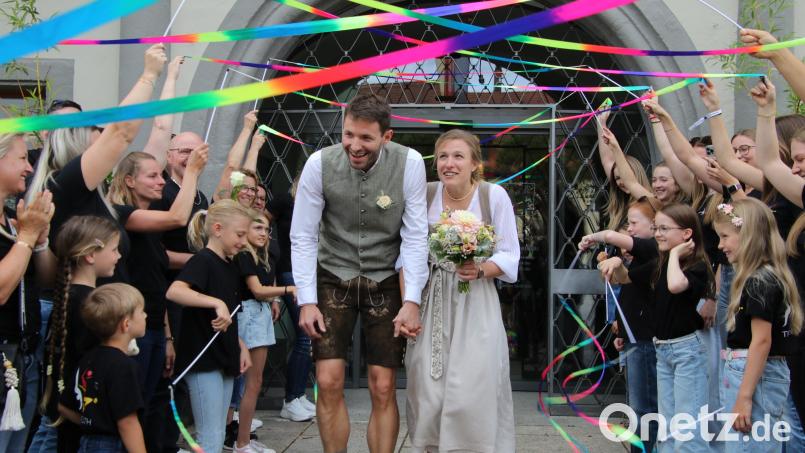Freudestrahlend verlassen Miriam Lehner-Tröger und Stefan Tröger das Tirschenreuther Rathaus, wo sie unter anderem von der TG Tirschenreuth begrüßt werden. Bild: Konrad Rosner