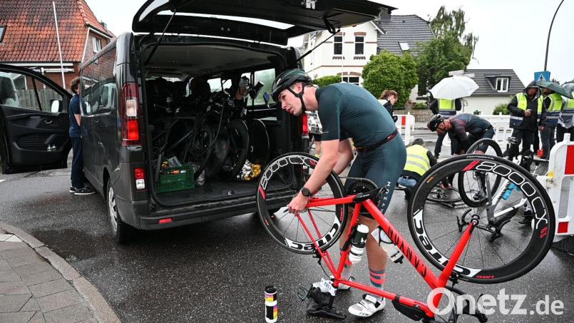 Metallsplitter auf der Strecke: Teilnehmer des Triathlons in Hamburg mussten ihre defekten Reifen reparieren. Bild: -/dpa
