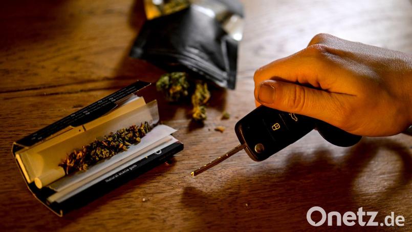 Schwere Unfälle mit Cannabis sollen künftig systematisch erfasst werden. (Illustration) Bild: Fabian Sommer/dpa