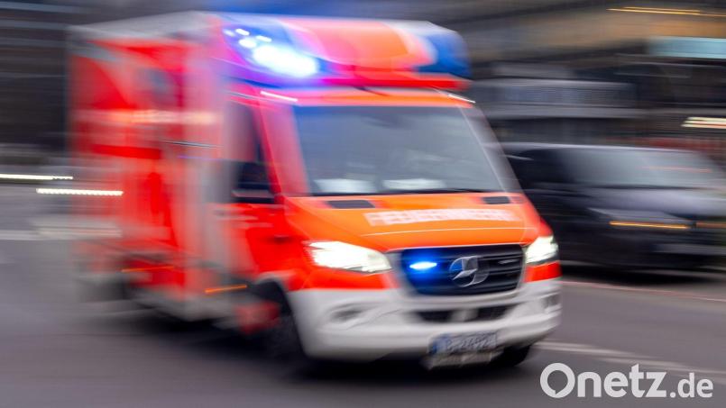 Sanitäter bringen den schwer verletzten Rollerfahrer in eine Klinik. (Symbolbild) Bild: Monika Skolimowska/dpa